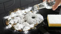 Kuchyňská deska se zbaví zaschlých mastných nečistot: stačí voda a dvě levné ingredience